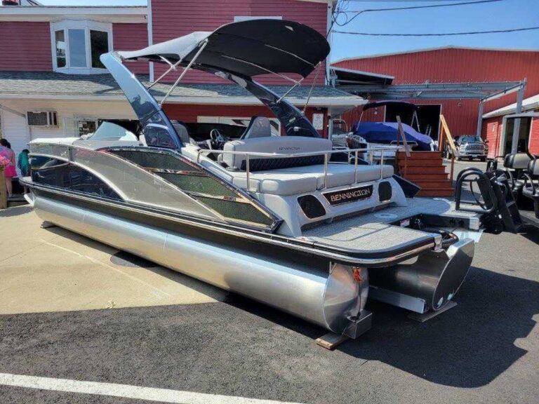 2025 Bennington 25RXSBWA - ESP - Arch - Windshield - Owner Demo US-ETWR6587F425 [photo 11]